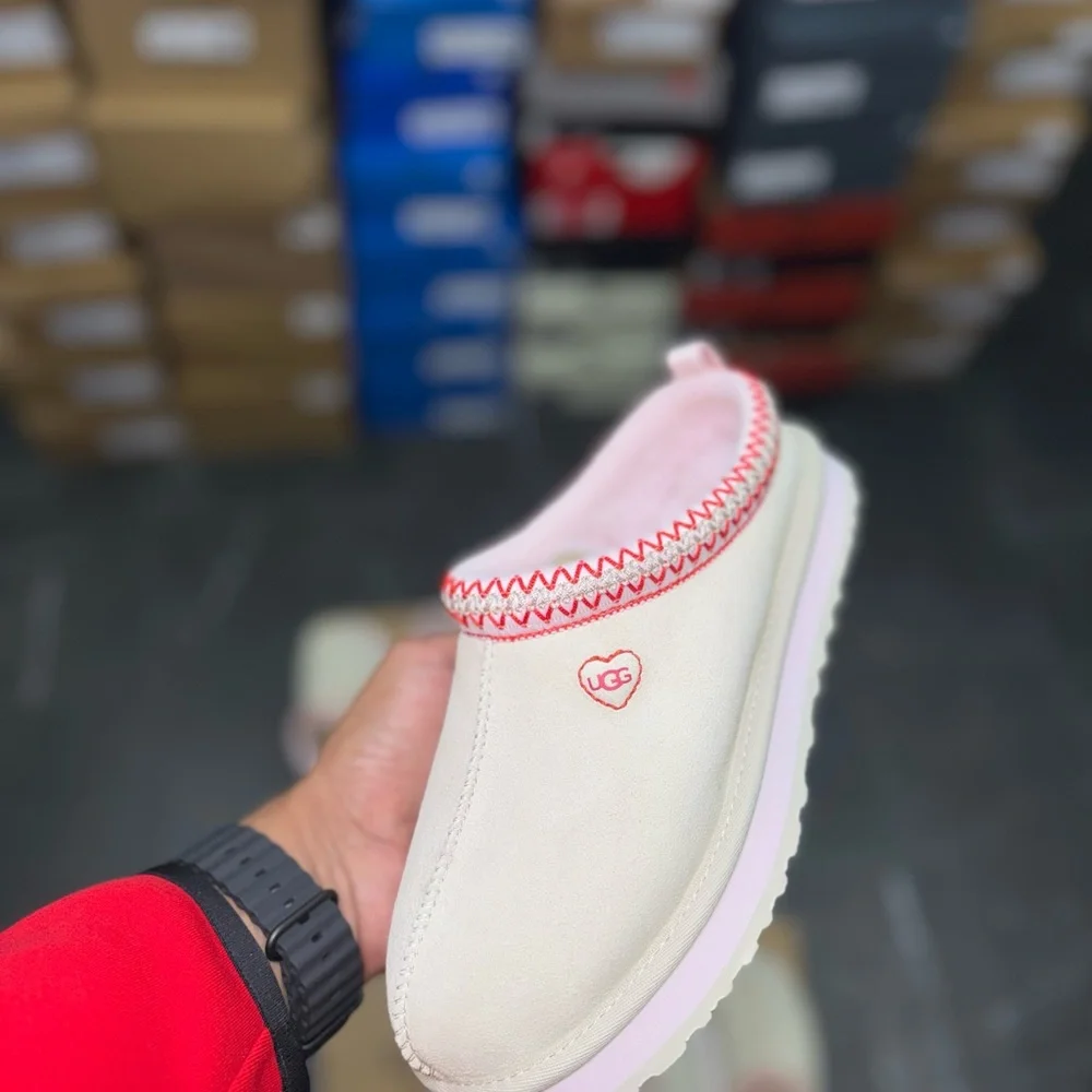 Size 6Y 🎀 Ugg Tazz Love ‘26 Platform Slippers Limited Edition💕 In Hand - Picture 3 of 6